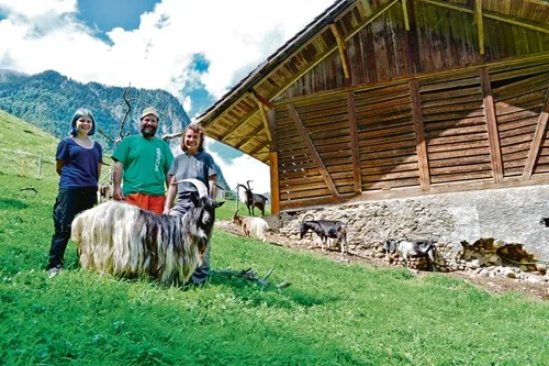 1d02165d53521046d7b92f61686a37da13f80b72 Anna Rösti (rechts) züchtet gemeinsam mit Jakob Reber Ziegen alter Schweizer Rassen im eigenen Ziegenzuchtverein «Am Niesen». Unterstützt wird ihre Arbeit von ihrer Tochter Gabriela (links). (Bild Lisa McKenna)