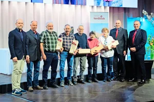 Vizedirektor Alex Barenco, Vizepräsident Adrian Weber, die geehrten Milchwäger, Präsident Markus Gerber und Direktor Michel Geinoz (v. l. n. r.) anlässlich der DV des grössten Viehzuchtverbands der Schweiz.