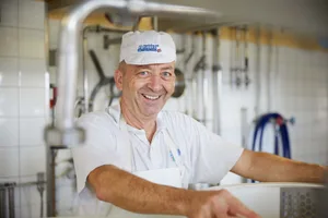 Urs Leuenberger von der Bergkäserei Vorderfultigen hat Grund zur Freude: Mit seinem Käse hat er die Word Cheese Awards gewonnen.