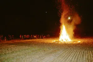 Eines der acht Feuer, die am Mittwochabend entlang der A1 enfacht wurden, um auf den Landverlust hinzuweisen, den der Ausbau der Autobahn mit sich bringen wird. (Bild Adrian Rudolf)