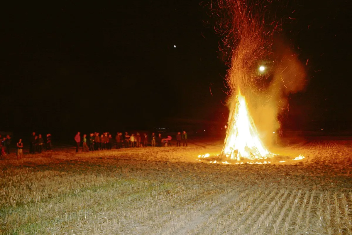 Eines der acht Feuer, die am Mittwochabend entlang der A1 enfacht wurden, um auf den Landverlust hinzuweisen, den der Ausbau der Autobahn mit sich bringen wird. (Bild Adrian Rudolf)