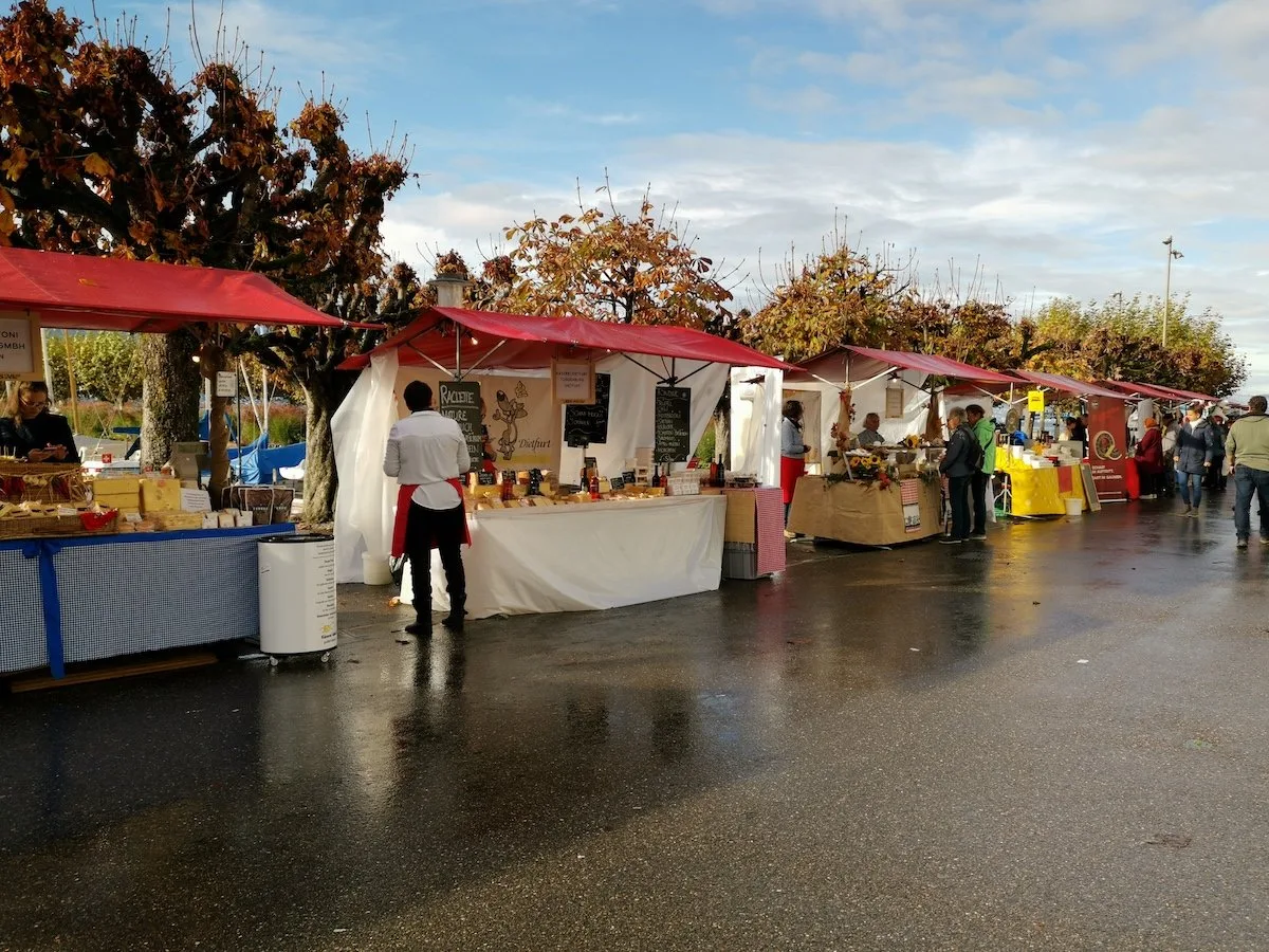 f582d96e7ba3979e32e16b792fd9cfde3a64d3de Die Marktstände des 6. Käsefestivals in Rapperswil-Jona. (Bild zVg)