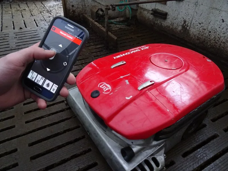 dc48a54b873f1fea3bba9a3605974fbbb5646912 n der Tierhaltung kommen Smartphones zum Einsatz. Hier wird mit einer App ein Entmistungsroboter gesteuert. (Bild Roman Engeler)