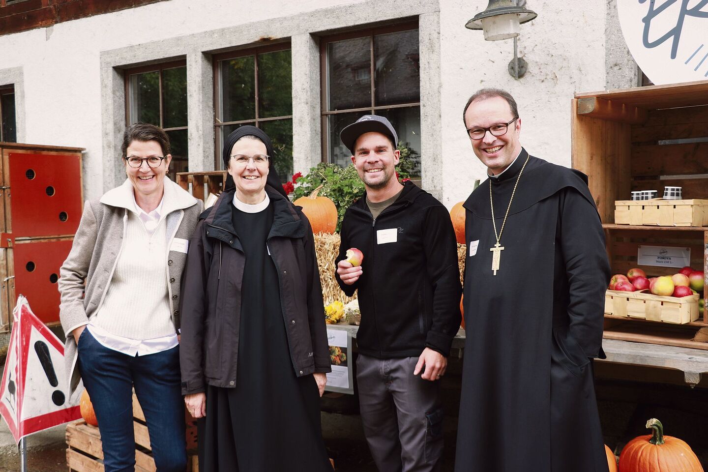 Sie wollen ein lebendiges Fahr: Verena Gysin, Leiterin Projekte und Verwaltung, Priorin Irene Gassmann, Andreas Benz, Leiter Landwirtschaftsbetrieb, Abt Urban Federer, Kloster Einsiedeln.