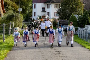 Für die Patchworkfamilie von Esthy Schmied (2 Töchter) und Daniel Grünenwald (4 Töchter) ist die Viehschau das Ereignis des Jahres: vorne die sechs Mädchen (v.l) Céline, Lorena, Elin, Mira, Rahel und Ilona.