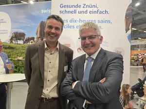 Boris Beuret (links) und Christian Hofer eröffneten die Sonderschau Milch an der BEA in Bern, die vom 24. April bis 3. Mai geöffnet ist.