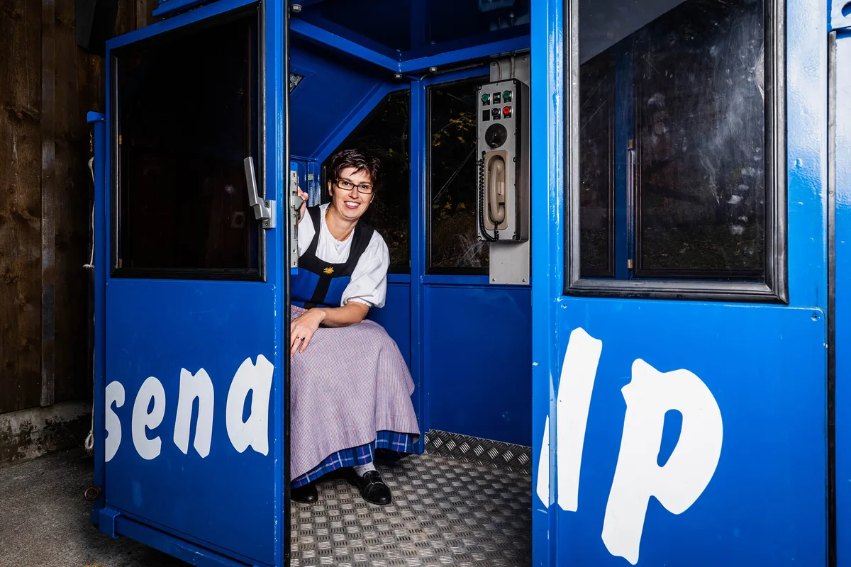 8f7c8e5b864753d937ef093aa9a4d0adabb2144c Landfrauenküche 2019 - Manuela Achermann Foto-Shooting in der Gondel (Bild: SRF/Ueli Christoffel)