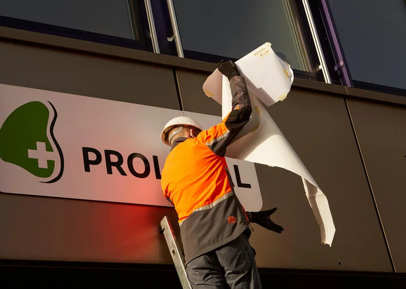 25de210742efaaa08448881049c6f8c5f8e6c36b Ein Greenpeace-Aktivist überklebt das Proviande-Logo. (Bild zVg)