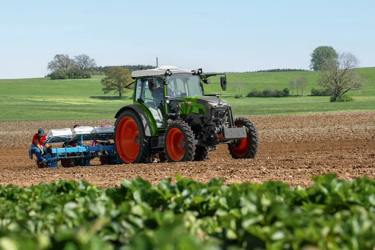 DG-2026-11-LT2-Antriebe-Bild1.jpg Mit dem e100 Vario bringt Fendt den vollelektrischen Antrieb vom Hof direkt aufs Feld.