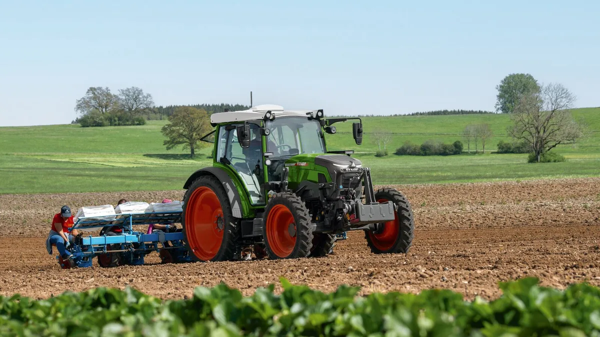DG-2026-11-LT2-Antriebe-Bild1.jpg Mit dem e100 Vario bringt Fendt den vollelektrischen Antrieb vom Hof direkt aufs Feld.