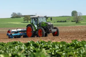 Mit dem e100 Vario bringt Fendt den vollelektrischen Antrieb vom Hof direkt aufs Feld.