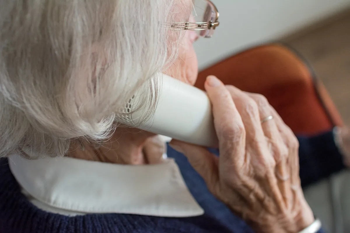woman-3188744_1280 Beim bäuerlichen Sorgentelefon nach ein bisschen Hoffnung suchen