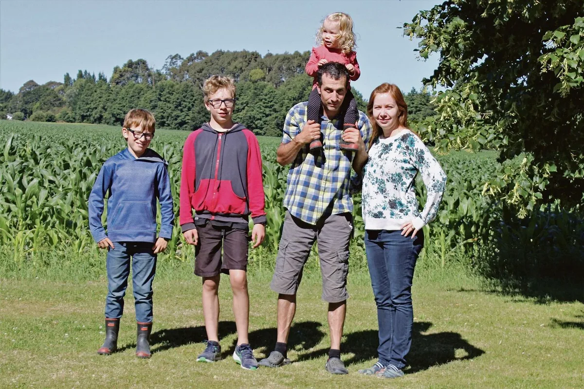 91972ec688b844c8641c9230c64fe2d82be3394eeeec9ded6ad14eb611f91479 Simon und Rahel Bichsel leben seit sechs Jahren mit den drei Kindern auf einer Farm in Neuseeland. Dort bauen sie unter anderem Süssmais, Kürbisse und Rosenkohl an.
