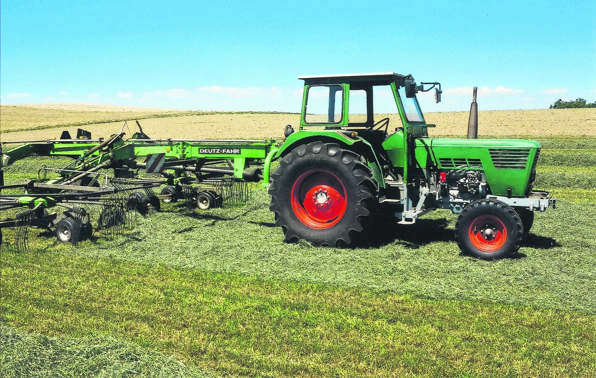 Der 1972er Deutz zieht noch heute moderne Maschinen