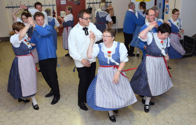 Bäuerin Rita Imhof (vorne rechts) übt mit der Trachtenvereinigung Jona SG einen Volkstanz ein. Besonders schön findet sie das Tanzen in der Tracht. Hier in der St. Galler Werktagstracht. (Bild zVg)