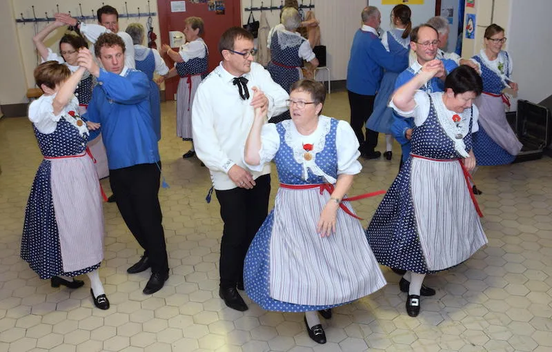 e70d5168ade782bf20725f705861b6dfe85ba6d1 Bäuerin Rita Imhof (vorne rechts) übt mit der Trachtenvereinigung Jona SG einen Volkstanz ein. Besonders schön findet sie das Tanzen in der Tracht. Hier in der St. Galler Werktagstracht. (Bild zVg)