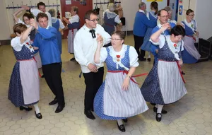 Bäuerin Rita Imhof (vorne rechts) übt mit der Trachtenvereinigung Jona SG einen Volkstanz ein. Besonders schön findet sie das Tanzen in der Tracht. Hier in der St. Galler Werktagstracht. (Bild zVg)