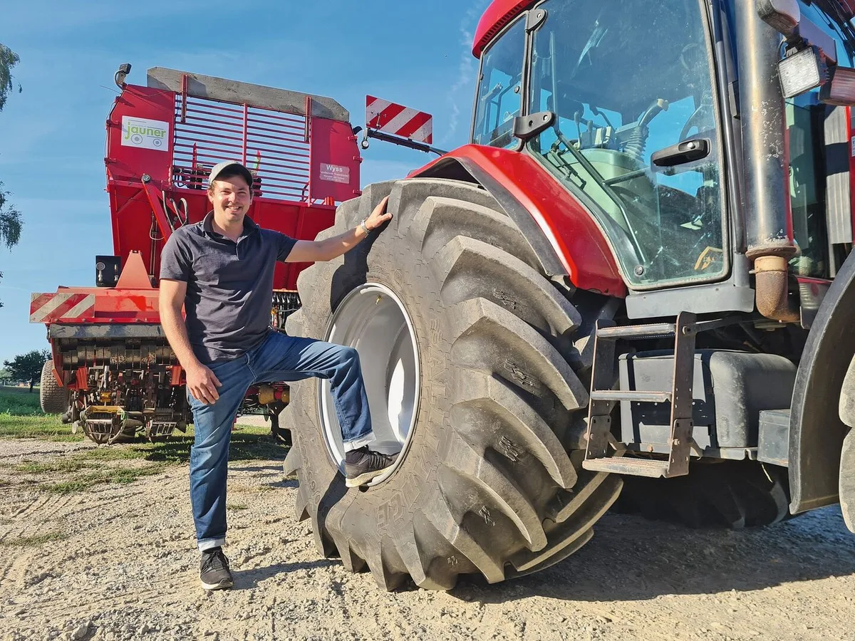 16d535278a6cd0993a997cf1410c8ddf38d1aad3ebc1a3f5c9c2bbcdad7f25e0 Lukas Jauner setzt zwei Zuckerrüben-Vollernter von Tim ein. An diesem Gespann setzt er Breitreifen ein und kann damit den Ackerboden vor der hohen Radlast schützen.