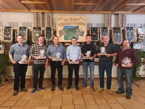 Geehrte Betriebsmanagement und Economystar (v.l.) Baumann Thomas, Gisler Jost, Zurfluh Beat, Grünenfelder Reto (Präsident Braunvieh Schweiz), Furrer Lukas, Herger Karl, Zgraggen Albin.