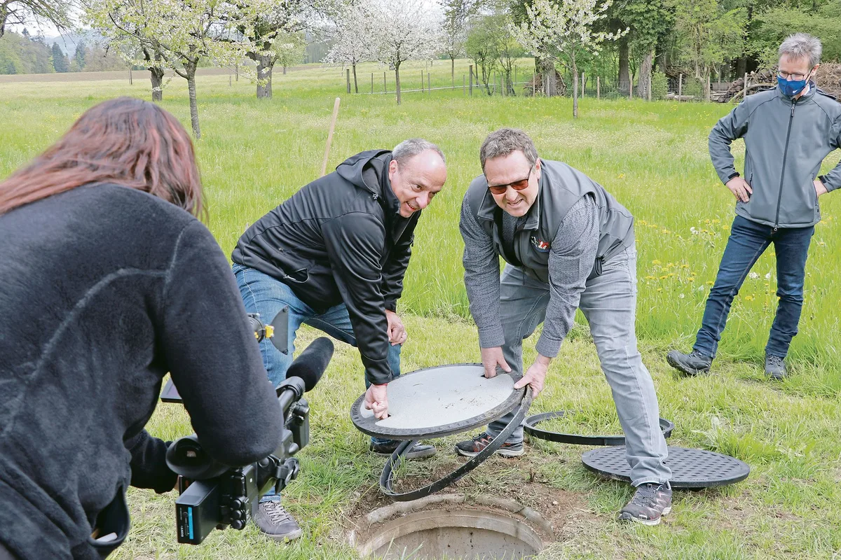 9bcdb02d349f973585685246e54f2915ae45d44b Regierungsrat Markus Dieth (links) und Landwirt Daniel Habegger haben die Aktion Schachtdeckel offiziell gestartet, beobachtet von Medien und Matthias Müller, Landwirtschaft Aargau (rechts). (Bild Ruth Aerni)