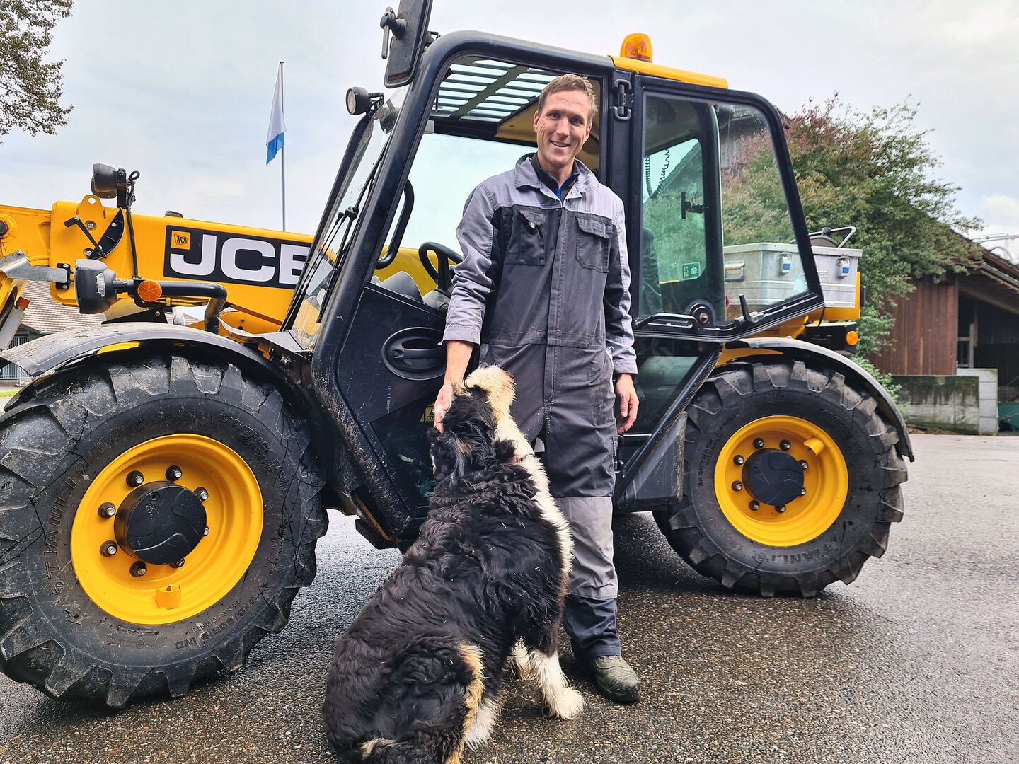 Thomas Renggli hat auf seinem Hof die Logistik optimiert. Der JCB-Teleskoplader 525-60 spielt dabei eine zentrale Rolle. Das Hofareal wurde mit grosszügigen Rangierflächen auch baulich optimiert.