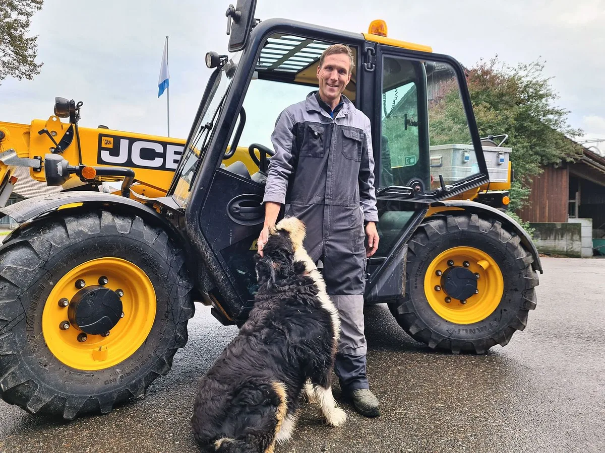 217a7fa8ad1bd5e9893e13e6e82acc3afb70eca52bffd5f3c9ca916d8c9a21f3 Thomas Renggli hat auf seinem Hof die Logistik optimiert. Der JCB-Teleskoplader 525-60 spielt dabei eine zentrale Rolle. Das Hofareal wurde mit grosszügigen Rangierflächen auch baulich optimiert.