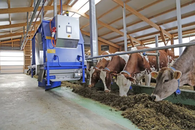 fb9a2faaf96ddaf7ac902f84428dbf560391b896 Ein Fütterungsroboter bringt viel Zeitersparnis. Finanziell rechnet er sich nicht in jedem Fall. (Symbolbild BauZ)
