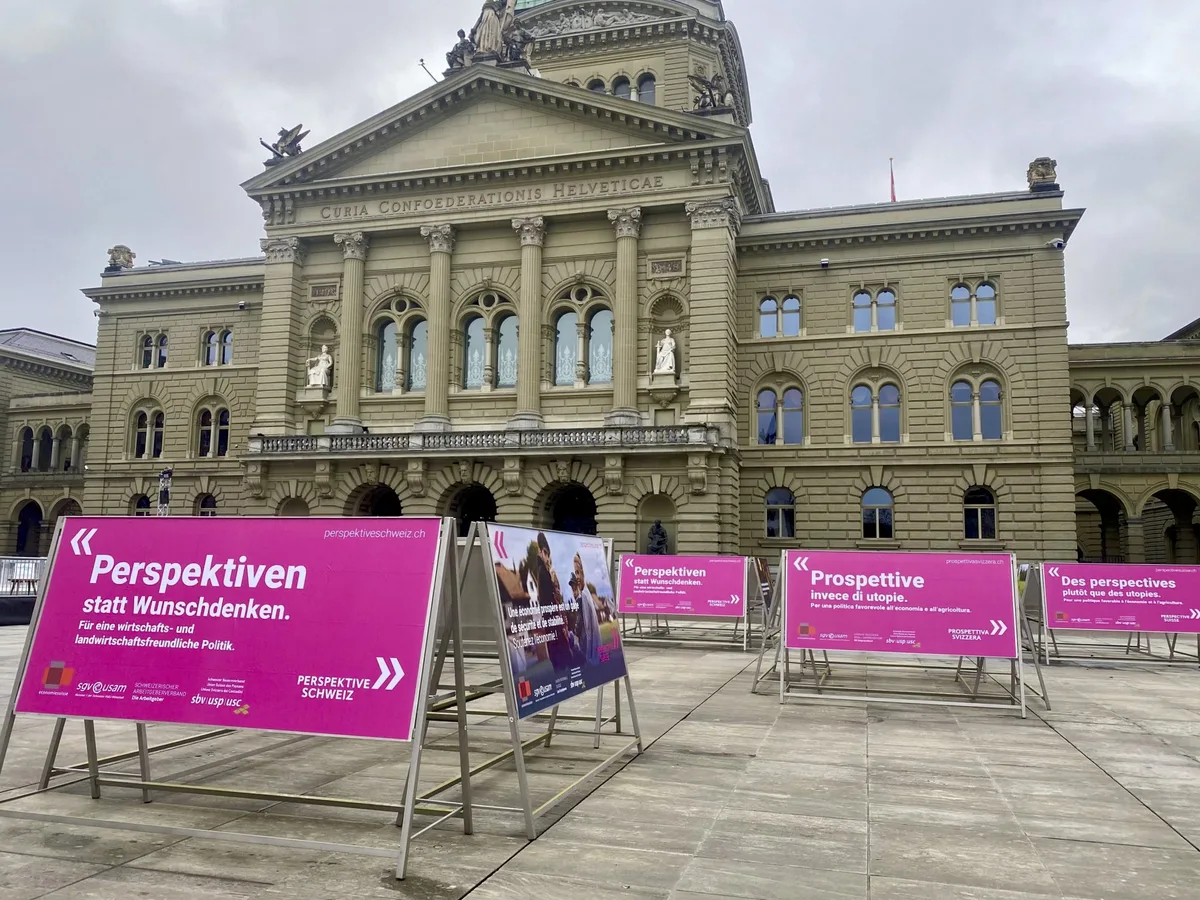 Plakate der «Perspektive Schweiz»-Kampagne vor dem Bundeshaus.