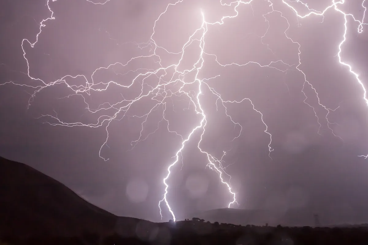 lightning-g4269a178f_1920 Auch ohne heftige Unwetter schreibt die Luzerner Gebäudeversicherung Verlust