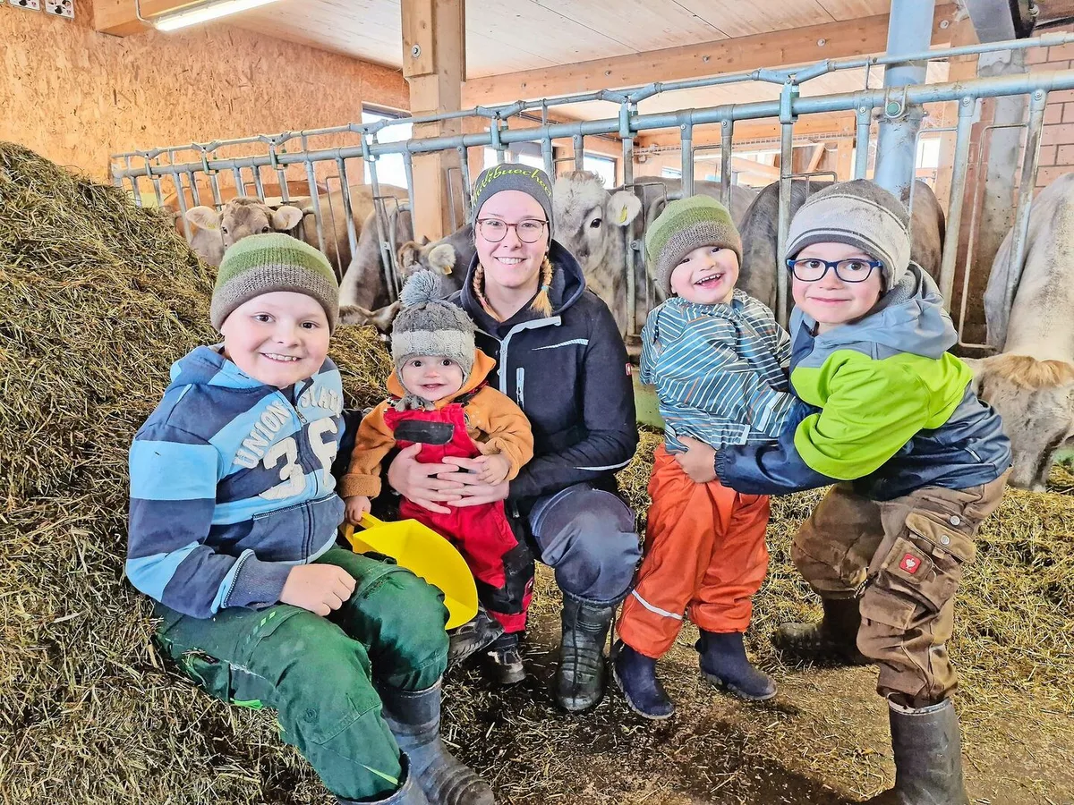 4a906be86afca0ac0d85c6cd2bf18bd7f2a9d99cb95e3574c5b5ad8e39cb02ec Leandra Koch schätzt das Vertrauen, das ihre Ausbildnerin ihr beim Betreuen der Kinder entgegenbringt.