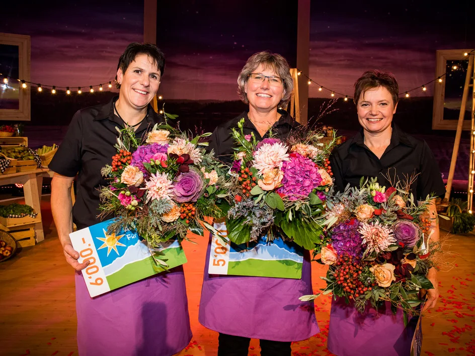 d40983f71f92655dd5612a43afb8821cc6917f03 Die drei Gewinnerinnen Monika Knellwolf, Marlise Baur und Brigitte Wegmüller (v.l.n.r.) konnten auch ihre Mitstreiterinnen schlussendlich mit ihrer Kochkunst überzeugen. (Bild/srf)