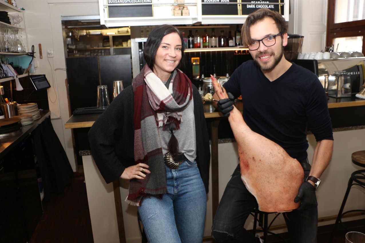 "Unseren Gästen wollen wir vermitteln, dass zum Tier vieles gehört. Es soll nicht umsonst das Leben lassen": Flavia Flüeler und Niklas Haak vom Restaurant Dreierlei. (Bild Manuel Fischer)