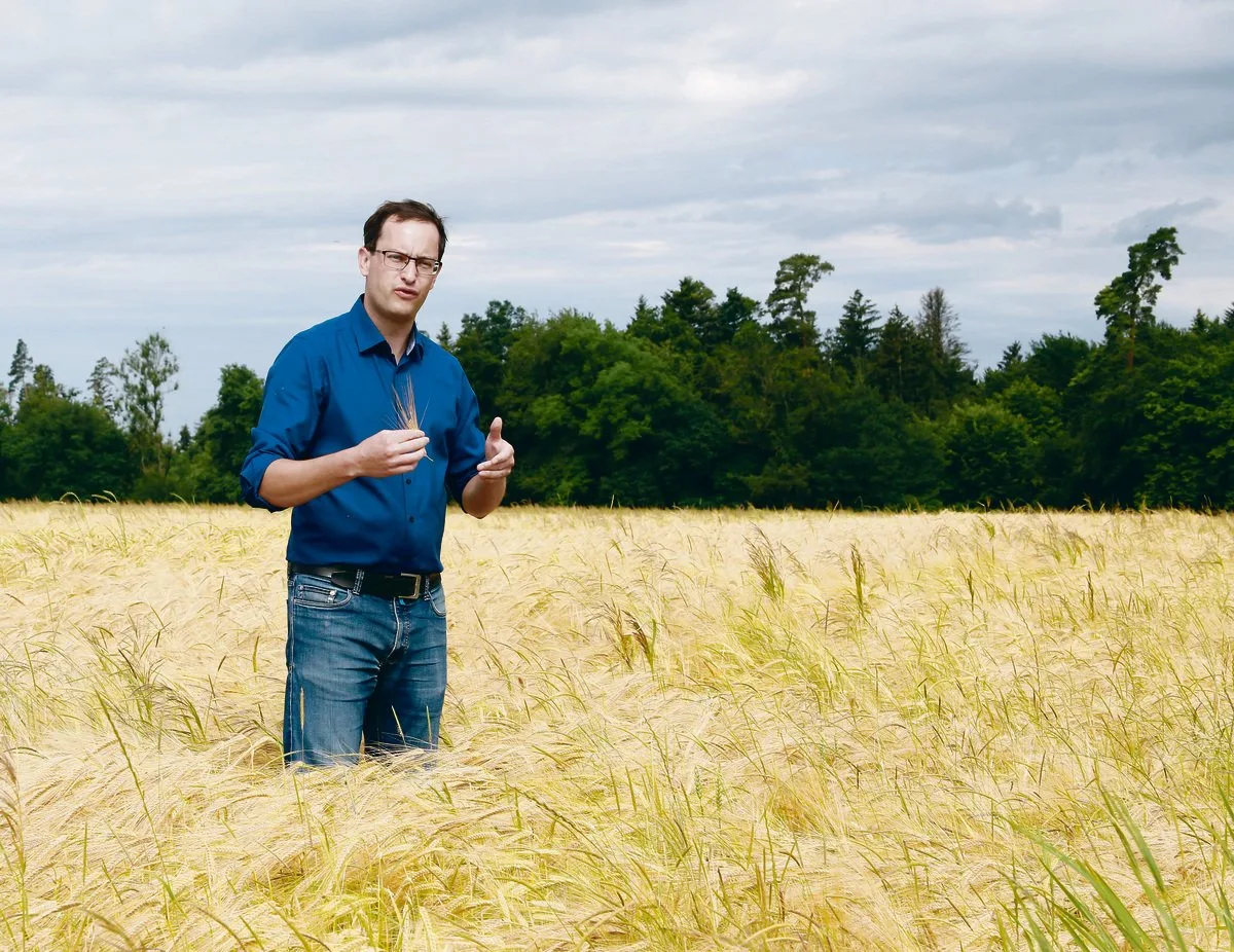 0ed0b3c468db40893db875ce5eafdfe24226c883 Setzt sich für mehr Swissness im Schweizer Bier ein: Christoph Hagenbuch in seinem Braugerstenfeld.(Bilder Heinz Abegglen)