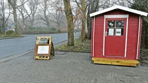 Die leuchtend rote und frisch eingeweihte Verkaufshütte im Dorf steht seit Mitte Dezember leer. Durch die Ausbreitung der Vogelgrippe darf Sandra Honegger ihre Eier nur noch ab Hof verkaufen.