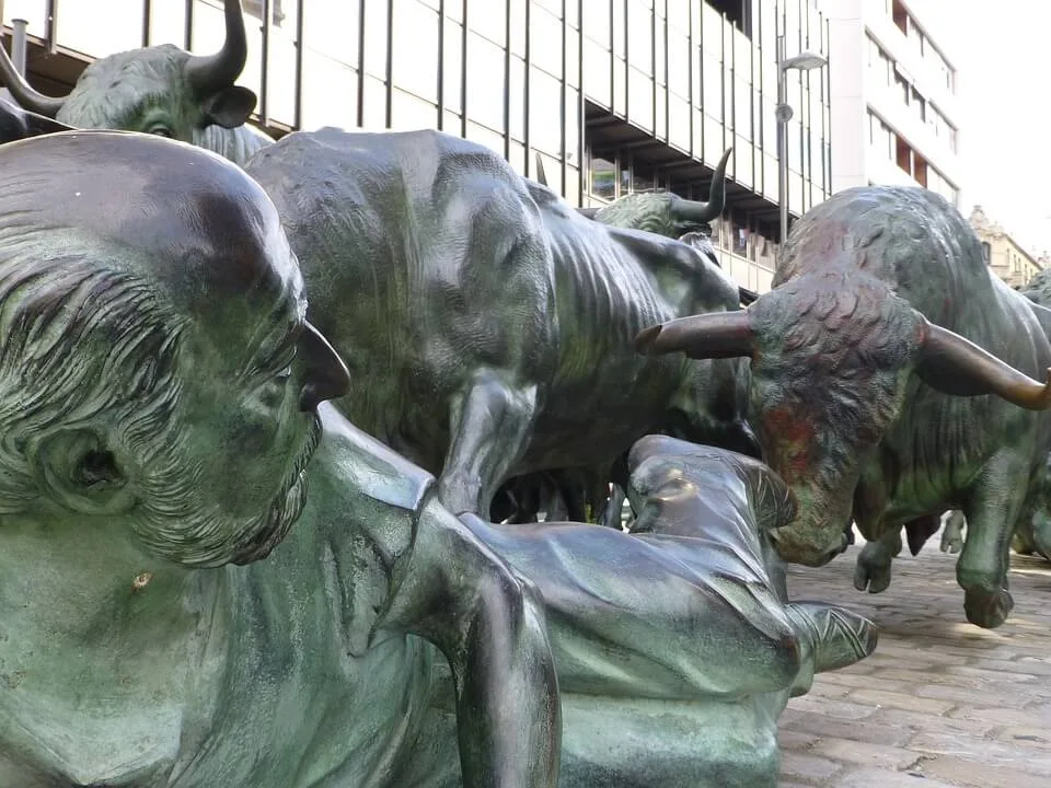 228fc546ca2b0b85b48dbadcd29ac0d51cf88e24 Stierhatz ist gefährlich, wie diese Statue in Pamplona, Spanien zeigt. (Bild Pixabay)