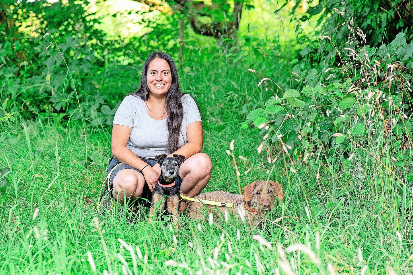 Sabrina Bloch mit ihren beiden Hunden: Enya (schwarz), ein Westfalenterrier, den sie auch jagdlich führt, und Orsino, ein Rauhaardackel.