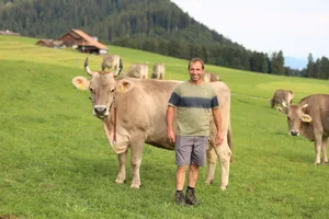 Der Schwyzer Viehzüchter Tobias Kälin ist von der Vielseitigkeit der OB-Kuh begeistert.