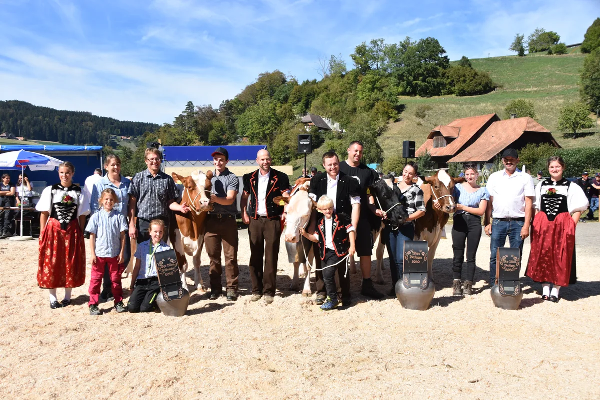 DSC_0109.JPG Die Schöneuter und Missen (v. l.) Reserve-Schöneuter: StoLin Kleo Hanna (55 55 98) von Adrian Stotzer aus Boll BE; Schöneuter: Schwizer’s Donald Jolly (55 55 95) von Markus Schweizer aus Utzigen; Miss Vechigen: Studer’s Improbable-E Julie (44 44 94), Christoph und Alexandra Studer aus Boll und die Reserve-Miss: Safir Oklahoma (43 44 94) von Jürg Streit aus Utzigen.