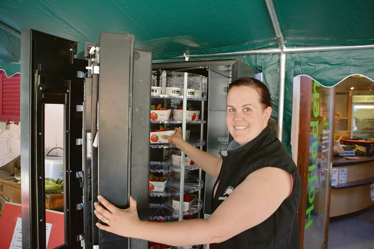 a6405fc94271fe1bd9c353cb3cfbf36ef57c2cd2 Maria Kuhn musste den Automaten am Pfingstmontag mehrmals neu befüllen. Die Nachfrage nach frischen Produkten ausserhalb der Öffnungszeiten ist gross. (Bild Franziska Jurt)