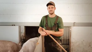 Simon Häller aus dem luzernischen Dagmersellen zeigt dem Publikum seinen Schweinestall.