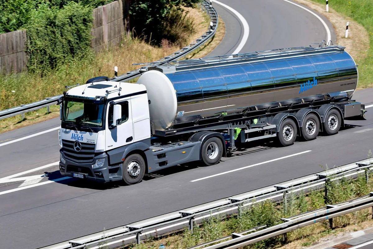 Deutscher Milchtankwagen auf der Autobahn.