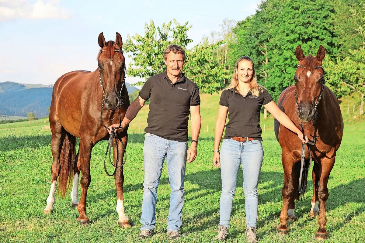 Ihre Leidenschaft für den Pferdesport und die Pferdezucht teilen Vater Gerhard Bieli und Tochter Géraldine. Auf dem Bild mit den Pferden Fortissimo vom Ebnet und Lagoya vom Ebnet.