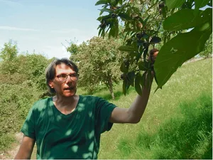 Bruno Muff vom Haldihof in Weggis LU veredelt das Obst der Hochstammbäume zu wertschöpfungsstarken Destillaten und Essig.