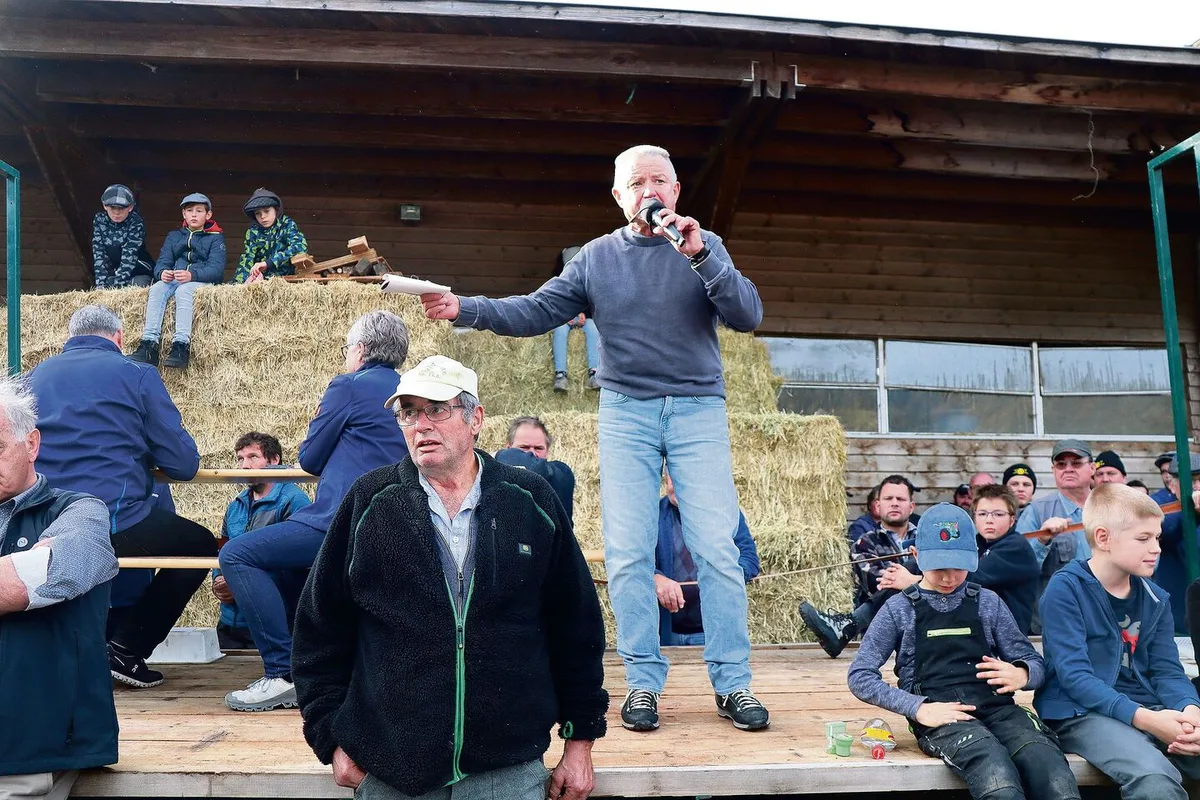 Andreas Hüberli (links) verfolgt die Gebote, die Gantrufer Bruno Furrer entgegennimmt.