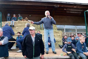 Andreas Hüberli (links) verfolgt die Gebote, die Gantrufer Bruno Furrer entgegennimmt.