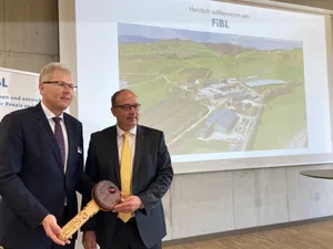 Knut Schmidtke erhält vom Aargauer Regierungsrat Markus Dieth den symbolischen Schlüssel überreicht.