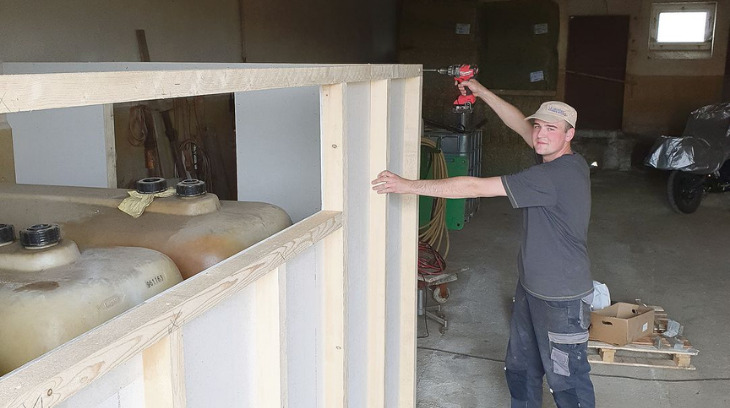 Jan Zurkinden ist im 2. Lehrjahr zum Landwirt EFZ als Zweitausbildung bei Elmar Rudaz in Schmitten. (Bild Jan Zurkinden)