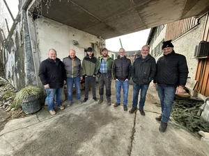 SVP-Politiker Christian Hartmann und die Stadtbauern Hansruedi Hofer, Lukas und Mathias Werren, Jan Ehrbar, Stefan Märki und Ernst Graf wollen ihr Ackerland retten.