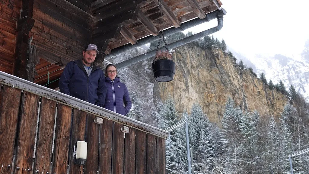 981f7c6f9fcc124d6d4f17f3e000e3c55c673ad2 Für die Familie Künzi, die in Mitholz einen Betrieb mit 35 Milchkühen und 50 Stück Jungvieh führt, ist der Entscheid sehr einschneidend. (Bild Bruno Petroni / Berner Oberländer)