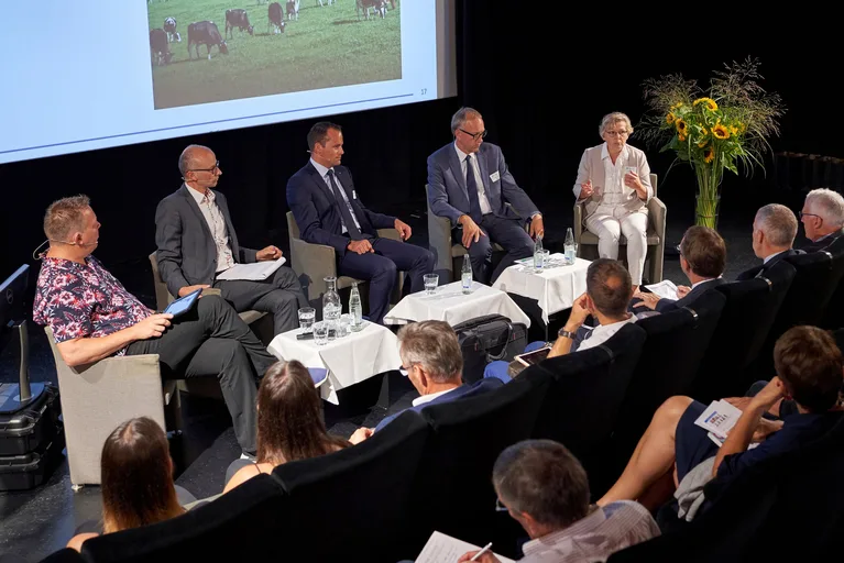 ad6d7cd8a2a52772c2bff5143fb1b9ca92f45f72 Diskussionen im Plenum, von links: Oliver Kuhn, Moderator, mit Michael Töngi, Damian Müller, Peter Hegglin und Christine Bühler. (Bild ZMP)
